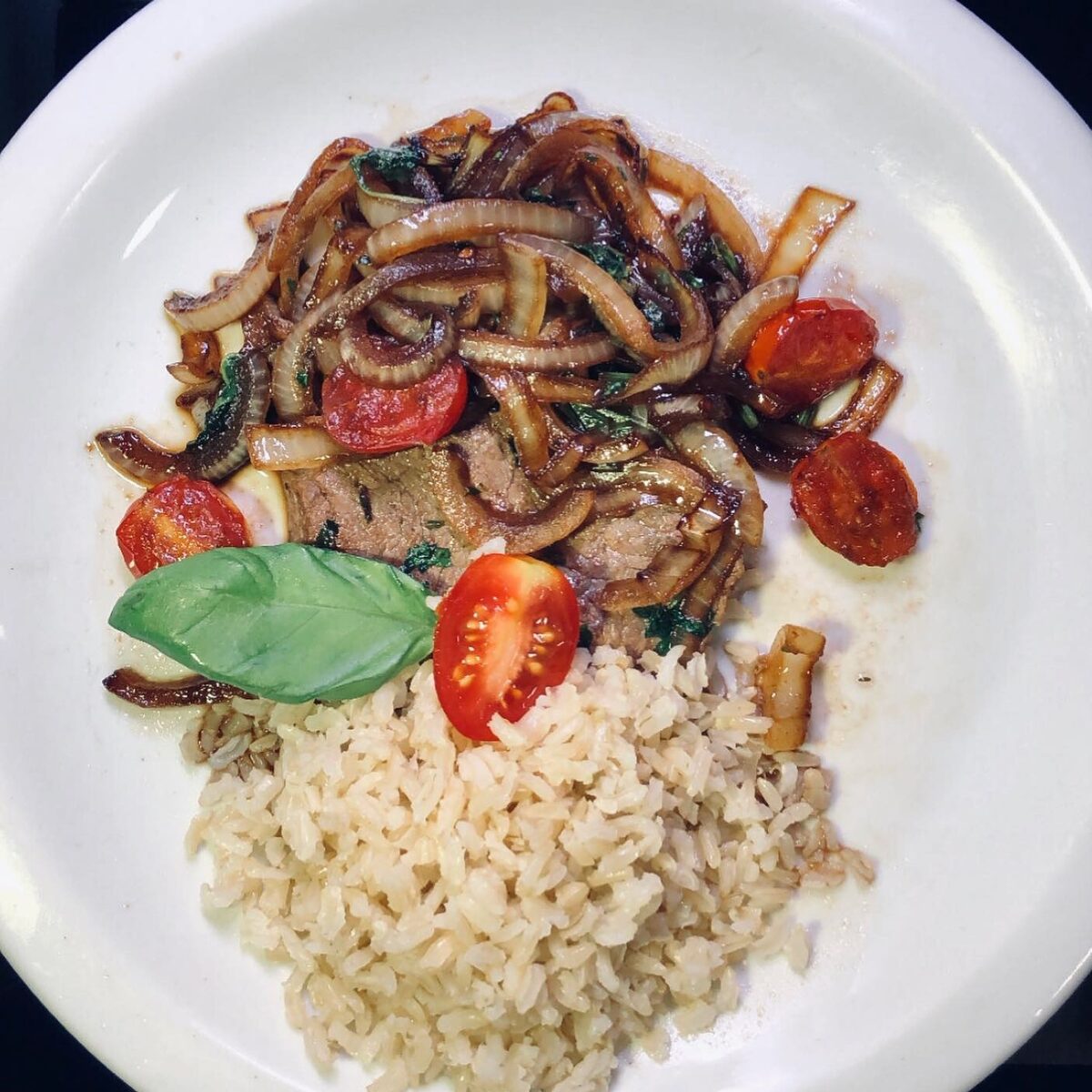 Filé com cebolas caramelizadas e arroz integral — sabor caseiro de Ipanema